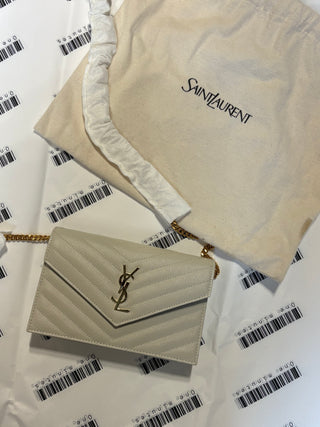 POCHETTE ENVELOPE CON CATENA CASSANDRE CLASSICA IN PELLE GRAIN DE POUDRE
CREMA SOFT