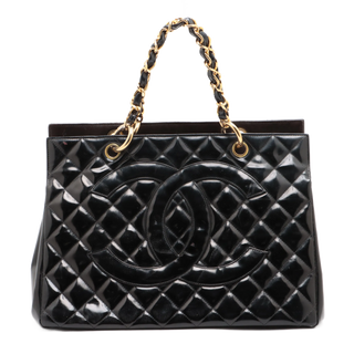 Chanel shopping in vernice